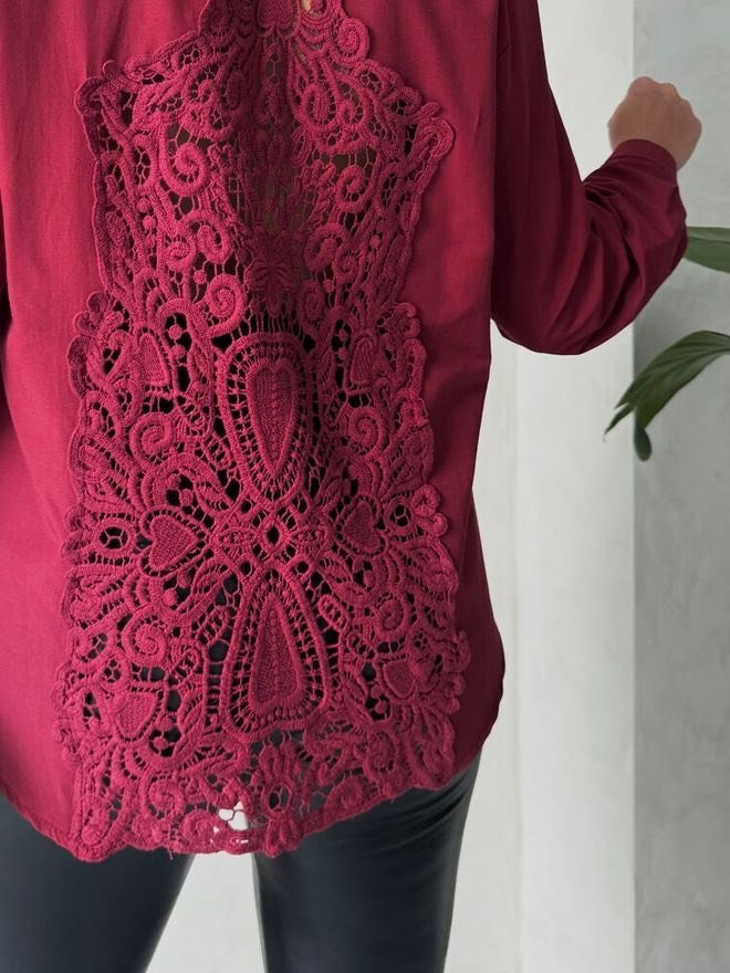 Rode blouse met kanten rug rode blouse